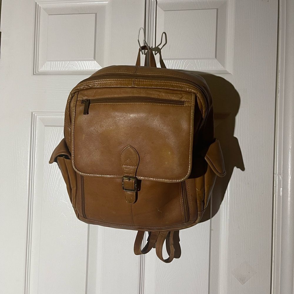 Unbranded tan leather large Backpack antique tone hardwares.